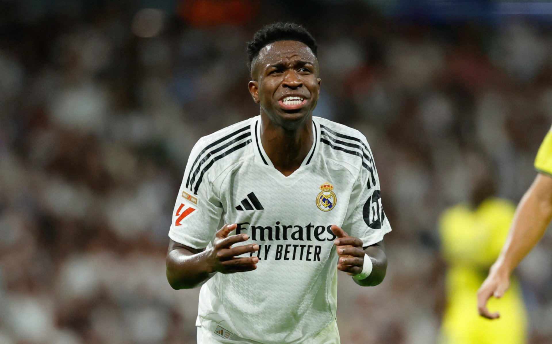 Vinicius Junior sentindo dor no jogo do Real Madrid contra o Villarreal Oscar Del Pozo/Afp