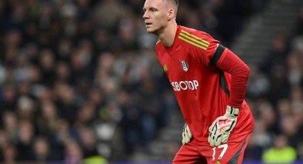 Leno com a camisa do Fulham