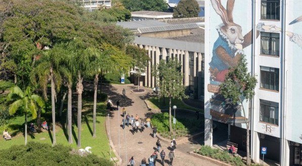 A Pontifícia Universidade Católica do Rio Grande do Sul é uma instituição de ensino superior privada e católica brasileira, com campus localizado em Porto Alegre