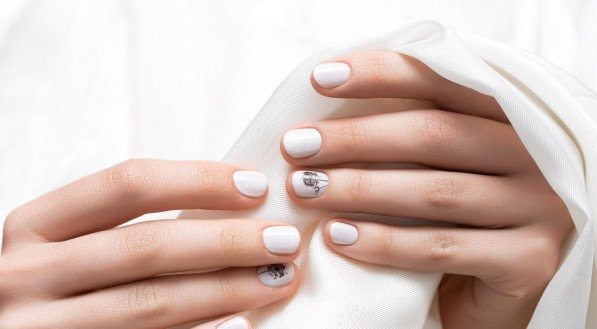 Confira os modelos de unhas brancas perfeitos para você arrasar!