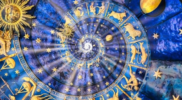 Signos do zodíaco em um fundo azul e dourado, com conceito de destino, fortuna e magia.