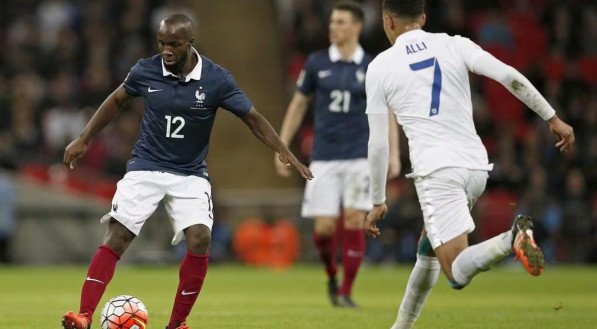 Lass Diarra com a camisa da Fran&ccedil;a