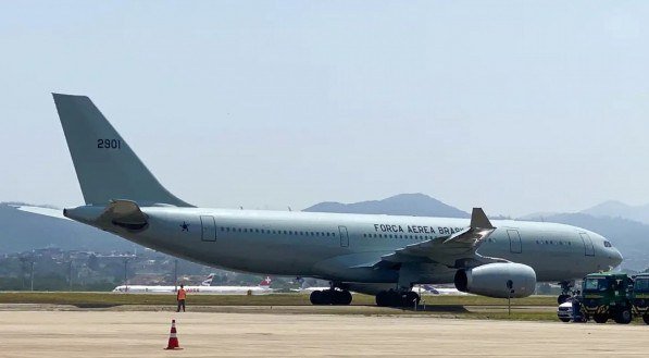 Segundo voo com brasileiros chega na base aérea de São Paulo 