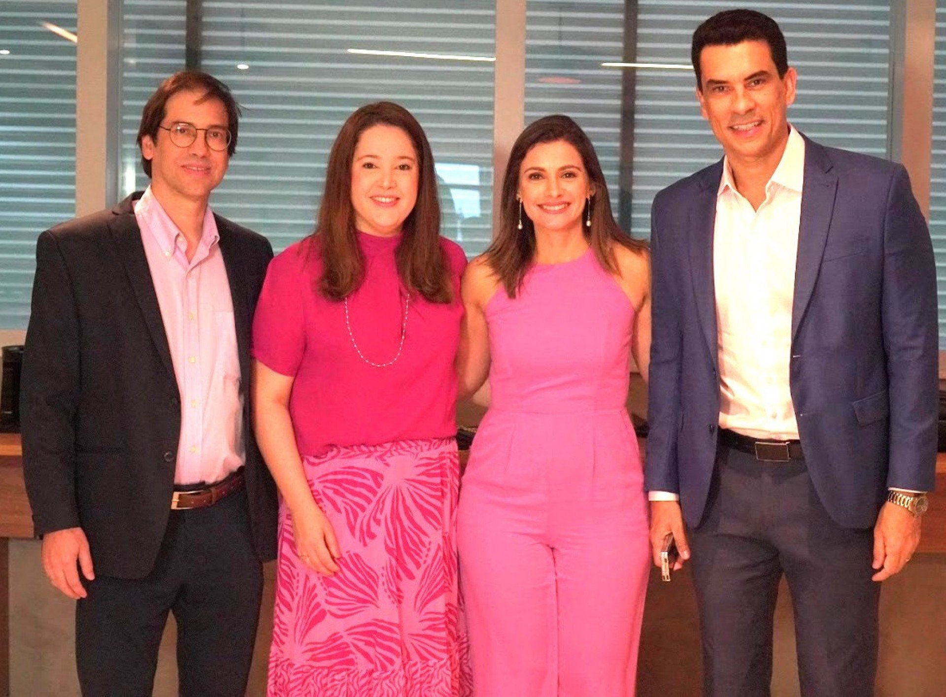Os médicos Carlos Caiado e Ana Beatriz Albuquerque, junto com Bruno Pacheco e a apresentadora Anne Barreto, em evento no Novotel Recife Marina Arquivo pessoal