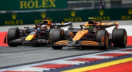 Imagem dos carros da McLaren e Red Bull na Fórmula 1