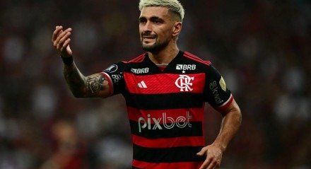 Imagem do meia Arrascaeta, do Flamengo, em campo com a camisa rubro-negra