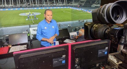 Luís Roberto, narrador da TV Globo, em transmissão no Estádio Nilton Santos