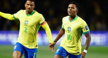 Rodryyo (D) e Danilo (E) comemorando gol do Brasil contra o Equador