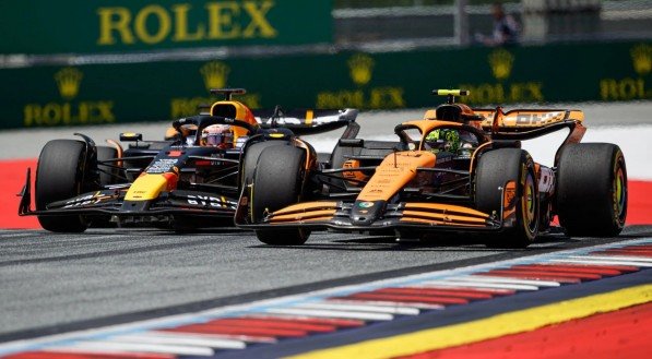 Imagem dos carros da McLaren e Red Bull na Fórmula 1