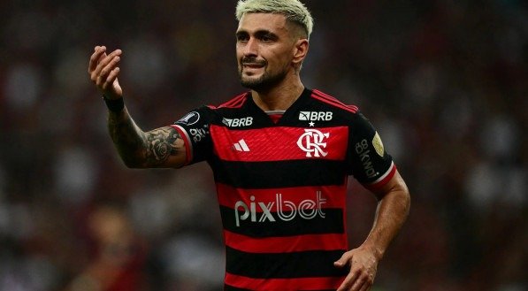 Imagem do meia Arrascaeta, do Flamengo, em campo com a camisa rubro-negra