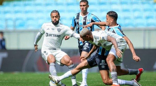 Disputa de bola entre jogadores de Grêmio e Atlético-MG