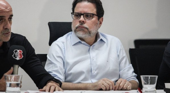 Imagem de Bruno Rodrigues, presidente do Santa Cruz, em coletiva de imprensa