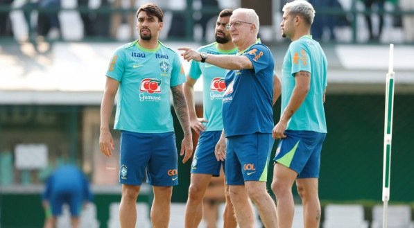 Dorival Júnior orientando jogadores do Brasil em treino