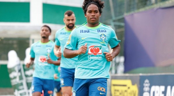 Endrick durante treino da Seleção Brasileira no CT do Palmeiras