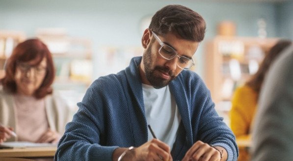 Uma preparação eficiente ajuda a evitar os erros mais comuns no Enem (Imagem: Gorodenkoff | Shutterstock)