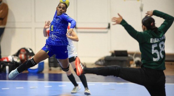 Imagem de Jamily Felix em ação pelo handebol feminino do Clube Português