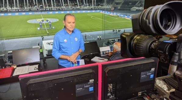 Luís Roberto, narrador da TV Globo, em transmissão no Estádio Nilton Santos