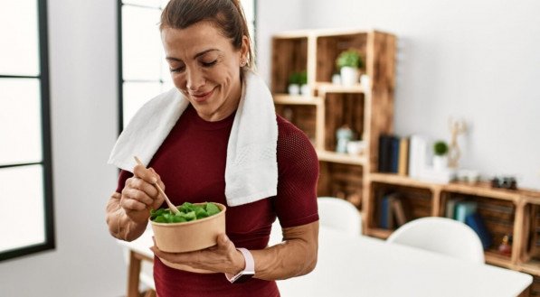 Emagrecer exige dedicação e uma dieta equilibrada ligada a uma rotina de atividades físicas (Imagem: Krakenimages.com | Shutterstock) 