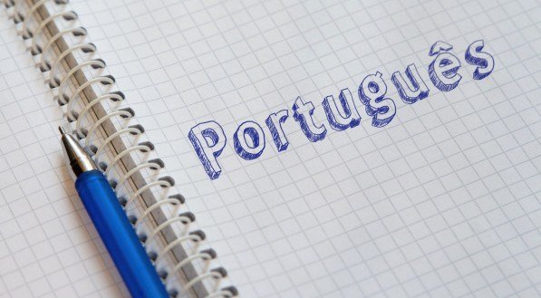 Imagem ilustra palavra "português" escrito em um caderno