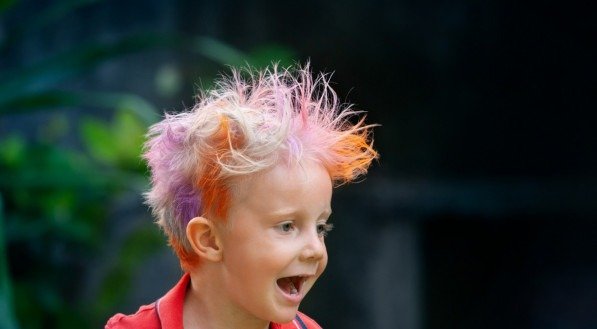 Criança com cabelo colorido