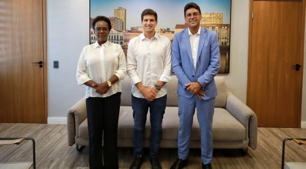 Imagem do encontro entre o candidato a prefeito eleito em Camaragibe, Diego Cabral, e João Campos, prefeito reeleito no Recife