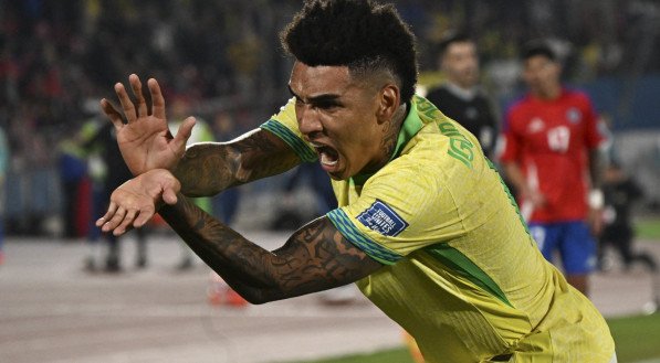 Imagem de Igor Jesus comemorando o primeiro gol pela Seleção Brasileira