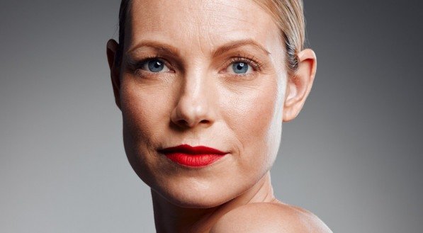 Imagem de uma mulher com batom vermelho