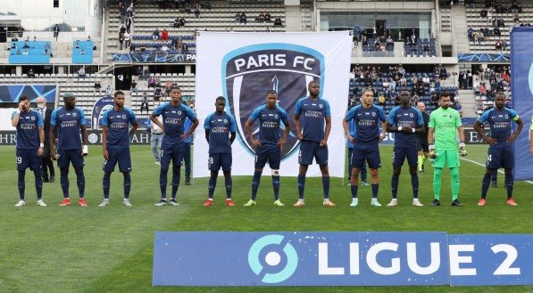 Elenco do Paris FC perfilado antes do início de partida