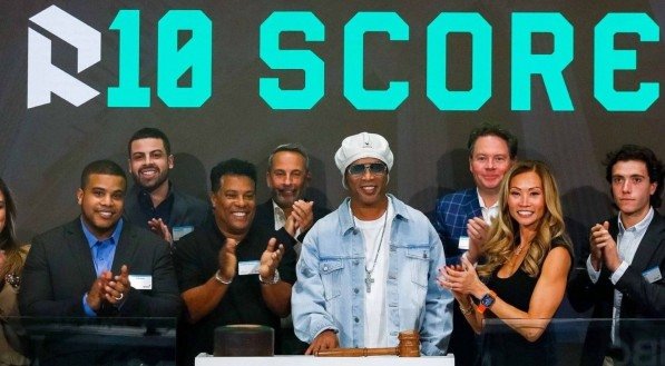 Imagem de Ronaldinho Gaúcho selando compra na Bolsa de Valores de Nova York (NYSE)