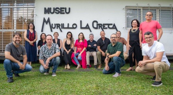 Imagem de artistas e organizadores na parte externa do Museu Murillo La Greca