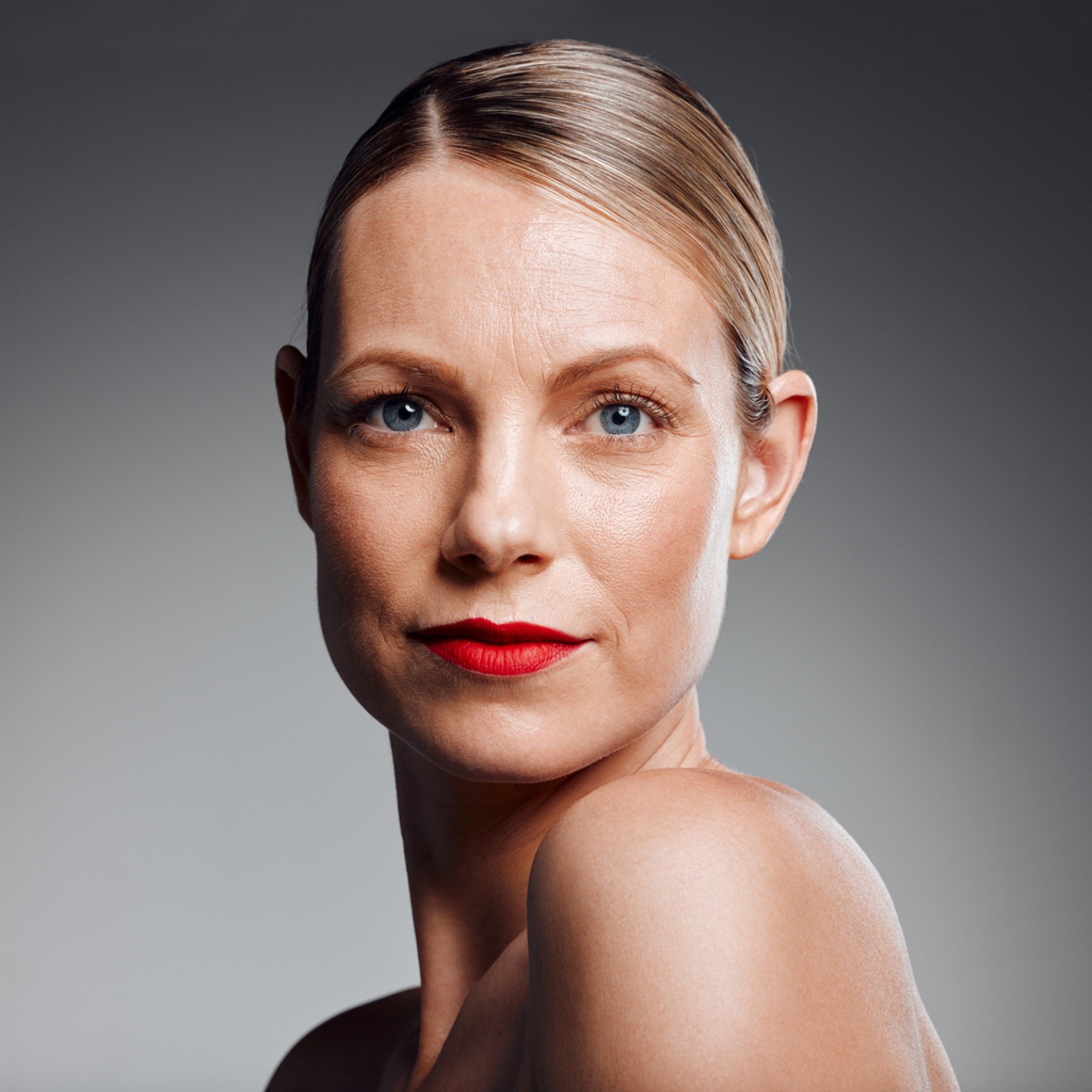 Imagem de uma mulher com batom vermelho