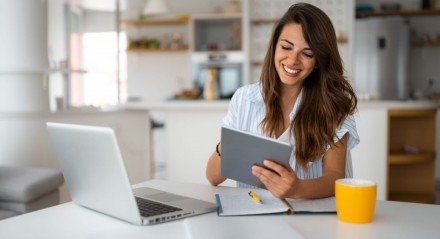 O home office oferece flexibilidade e equilíbrio entre a vida pessoal e profissional (Imagem: Dorde Krstic | Shutterstock) 