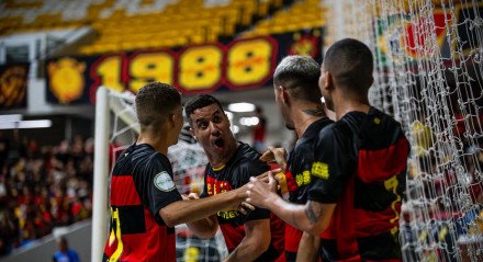 Jogadores de futsal do Sport celebram gol