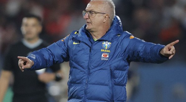 Dorival Júnior durante partida da Seleção contra o Chile 