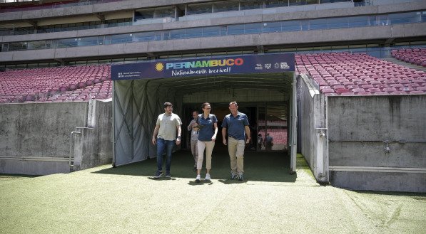 Imagem da comitiva da Fifa realizando nova vistoria na Arena de Pernambuco