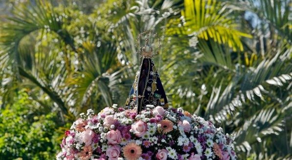 Oferecer flores à Nossa Senhora Aparecida é um gesto de fé e devoção (Imagem: Sidney de Almeida | Shutterstock)