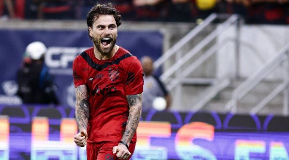 Imagem do meia Lucas Lima em ação pelo Sport com a camisa vermelha