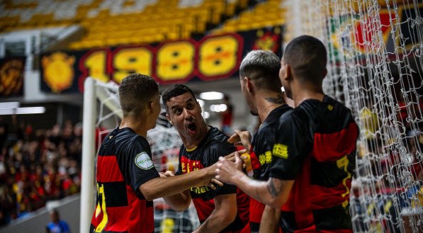 Jogadores de futsal do Sport celebram gol