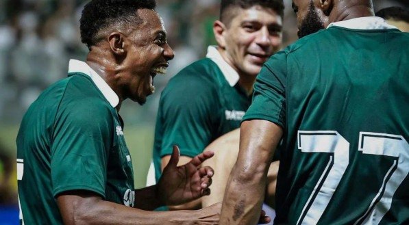 Imagem de jogadores do Goiás reunidos 