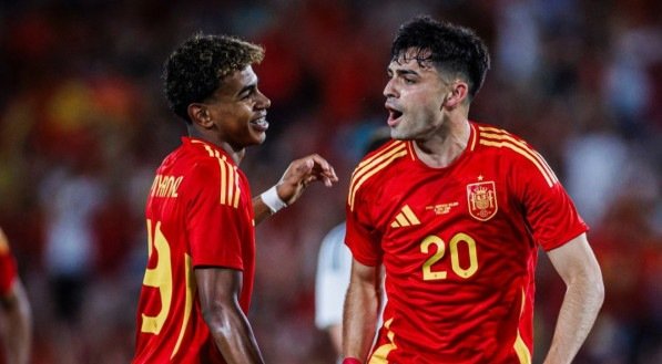 Yamal (esquerda) e Pedri (direita) em jogo da Espanha