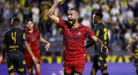 Imagem do atacante Gustavo Coutinho na comemoração do gol pelo Sport sobre o Novorizontino