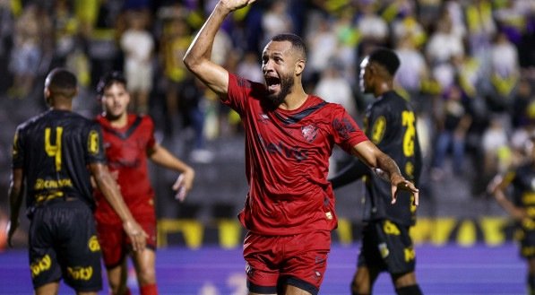 Imagem do atacante Gustavo Coutinho na comemoração do gol pelo Sport sobre o Novorizontino