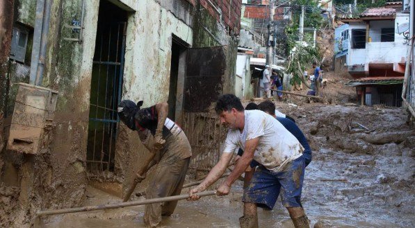 Temporal na noite da sexta-feira (11) causou a morte de 4 pessoas e provocou alagamentos, queda de árvores e deixou vários bairros da capital sem energia