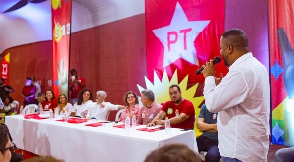 Vinicius Castello e o PT debatem estratégias em plenária lotada