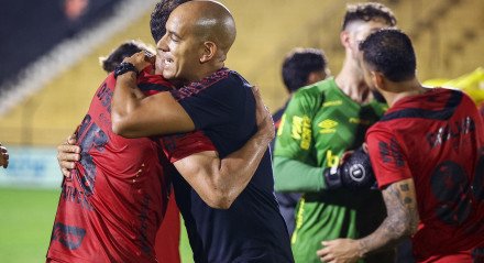 Pepa, treinador do Sport abraçado com o capitão do time, Rafael Thyere