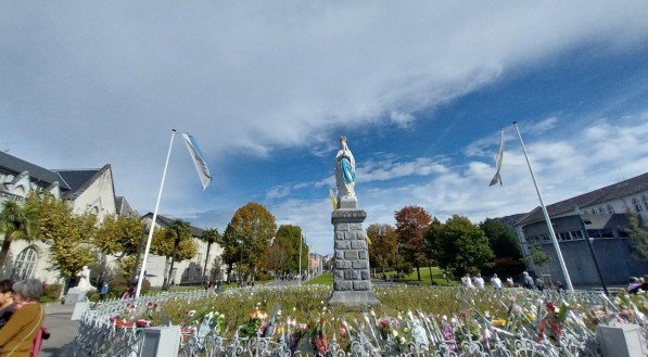 Santu&aacute;rio de Nossa Senhora de Lourdes, na Fran&ccedil;a