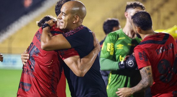 Pepa, treinador do Sport abraçado com o capitão do time, Rafael Thyere