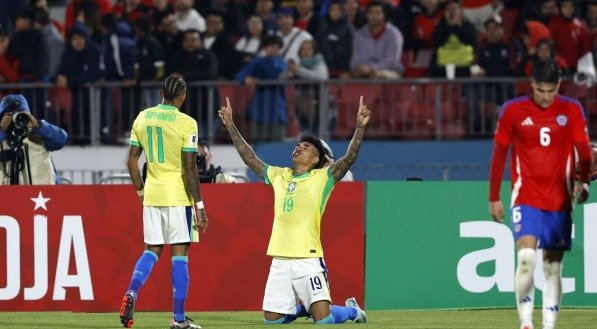 Imagem do atacante Igor Jesus comemorando gol pela Seleção Brasileira no último jogo - a vitória sobre o Chile