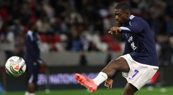Ousmane Dembélé aquecendo antes de jogo da França
