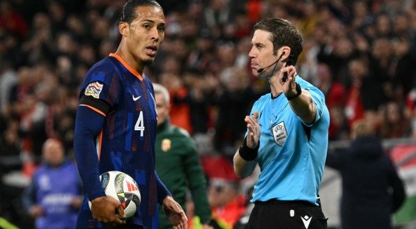 Virgil van Dijk em conversa com árbitro durante jogo da Holanda

